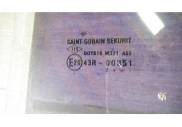 Скло дверки лівої задньої Renault Sandero 2, Logan 2, 823015497R